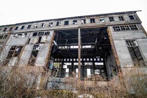 övergiven förstörd industriell fabrik byggnad, ruiner och rivning begrepp foto