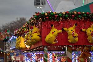 färgrik karneval spel bås med plysch priser och festlig lampor på en natt rättvis. foto