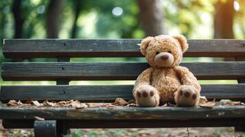 ai genererad främre se av en teddy Björn vilar på en bänk i de parkera, strålande värme. ai genererad. foto