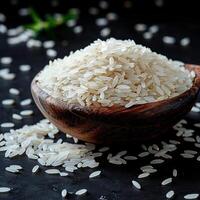 ai genererad jasmin ris, polerad och redo för matlagning, på svart bakgrund för social media posta storlek foto