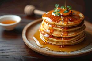 ai genererad utsökt flathet pannkakor duggregnat med honung på trä- yta foto