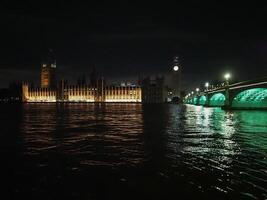 hus av parlament och westminster bro på natt i London foto