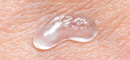 kollagen och hyaluron serum gel på hud. stänk av hyaluron gel. foto