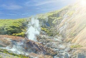 gejsrar på de mutnovsky vulkan i kamchatka halvö foto