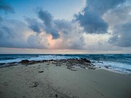 tropisk strand med molnig himmel foto