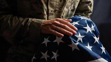 soldat smeksam de stjärnor av en USA flagga på veteraner dag foto