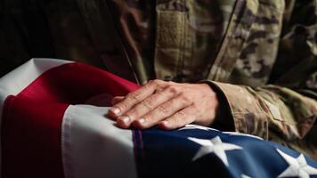 soldat tacksam till de USA flagga på veteraner dag foto