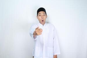 chockade asiatisk man muslim pekande framåt- till kamera isolerat på vit bakgrund foto