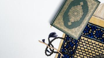 islamic bakgrund med kopia Plats, med muslim bön Utrustning på vit bakgrund foto