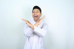 asiatisk muslim man skrattande med korsa hand säga du fel isolerat på vit bakgrund foto