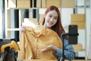 entreprenör visa upp kläder för uppkopplad Lagra foto