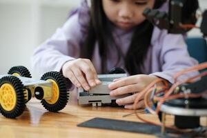 stam utbildning begrepp. asiatisk ung flicka inlärning robot design. foto