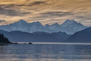 solnedgång över bergen i glacier bay, alaska foto