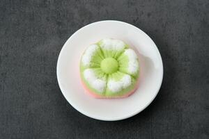 kue sätta dig ayu, en traditionell indonesiska mellanmål tillverkad från ris mjöl, suji löv, pandan löv, riven kokos sedan ångad, ljuv och välsmakande. foto