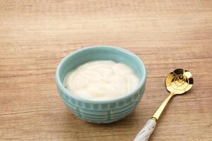 färsk friska enkel yoghurt i en små skål foto