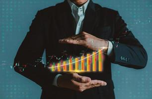 affärsman som visar en växande graf för företagsinkomststatistik.