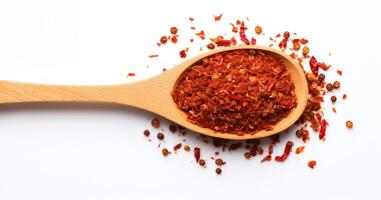 ai genererad krydda chili flaga i trä- sked på vit bakgrund. topp se av röd peppar lugg, kryddad torr krydda. varm organisk krydda. mat Ingredienser. foto