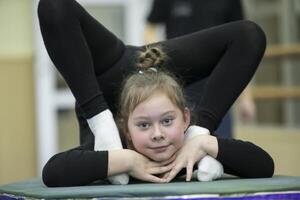 gymnastiska träna. flicka med en flexibel kropp foto