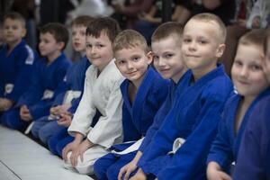 april 23, 2023. belarus, gomil central stadion. judo ungar. en grupp av liten Pojkar idrottare. foto