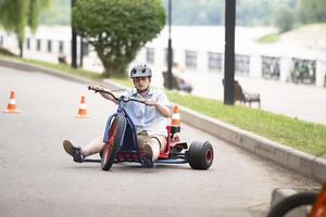 juni 24, 2023. vitryska stad av gomel, central parkera. en man rider en gokart. foto