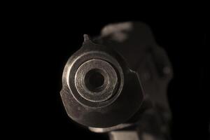 pistol tunna stänga upp på svart bakgrundsfotografering vapen foto