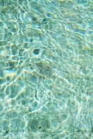 solsken genom de krusningar av vatten i simning slå samman. foto