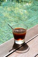 sommarlik morgon- med kaffe på vid poolen. foto
