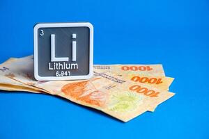 tusen argentine peso räkningar med litium symbol logotyp. foto