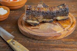 argentine revben steka på en trä- tallrik. mat av argentine kultur. foto
