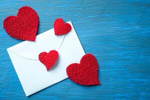 kärlek brev med många plysch hjärtan runt om Det. foto