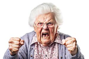 ai genererad äldre kvinna mormor skriker i arg ilska, aggressivt besviken, vit bakgrund isolera. foto