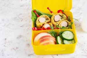 skola lunch låda med korv rulla i omelett med lavash. matlåda. keto lunch. foto
