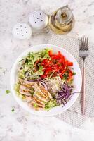 färsk sallad med grillad kyckling bröst, filea och sallad, daikon, röd lök, gurka och sesam. friska lunch meny. diet mat. topp se foto