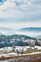 vinter- landskap av fält med bergen foto