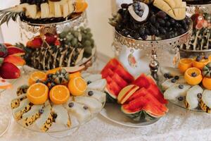 frukt buffé för en bröllop. sortiment av exotisk frukt i de restaurang. olika kompositioner från färsk frukter. foto