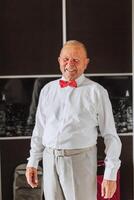 Foto av en Häftigt äldre mild man bär en röd slips, vit skjorta, i hans rum. en lat man firar en bröllop