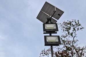 sol- lampor installerad utomhus, redo till använda sig av på natt. foto