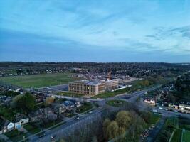 hög vinkel se av barnfält högskola väg på öst luton stad av England under solnedgång. luton, England Storbritannien. feb 19:e, 2024 foto