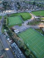 hög vinkel se av barnfält högskola väg på öst luton stad av England under solnedgång. luton, England Storbritannien. feb 19:e, 2024 foto