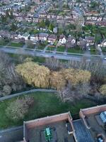 hög vinkel se av barnfält högskola väg på öst luton stad av England under solnedgång. luton, England Storbritannien. feb 19:e, 2024 foto