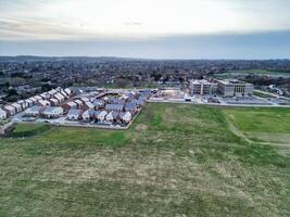 hög vinkel se av barnfält högskola väg på öst luton stad av England under solnedgång. luton, England Storbritannien. feb 19:e, 2024 foto