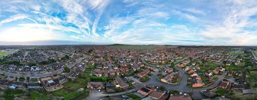 hög vinkel panorama- se av öst luton stad av England under solnedgång. luton, England Storbritannien. feb 19:e, 2024 foto