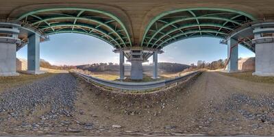 hdri 360 panorama på grus väg under stål ram konstruktion av enorm bil bro tvärs över flod i likriktad full sömlös sfärisk utsprång. vr ar innehåll foto