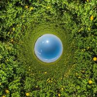 blå hål sfär liten planet inuti grön gräs runda ram bakgrund foto