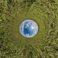 blå hål sfär liten planet inuti grön gräs runda ram bakgrund foto