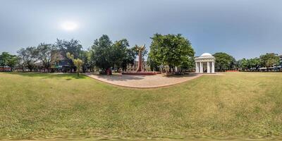 hdri 360 panorama av stad oberoende fyrkant nära monument i parkera av indisk tropisk stad i likriktad utsprång. vr ar innehåll foto