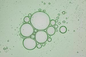 stänga upp makro aloe vera gel serum kosmetisk textur grön bakgrund med bubblor. grymhet fri. gel hudvård produkt. antibakteriell flytande med aloe vera, fuktgivande. foto