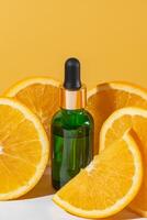 naturlig vitamin c serum, hudvård, grundläggande olja Produkter. kosmetisk grön glas dropper och färsk saftig orange frukt skiva på orange bakgrund. skönhet produkt branding mock-up. foto
