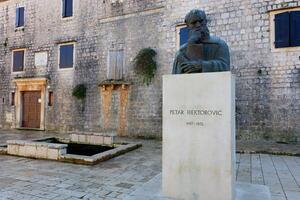 skulptur av kroatisk renässans poet petar hektorovic i stari grad, hvar ö, kroatien. foto