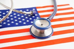 Amerika flagga med svart stetoskop, företag och finansiera begrepp. foto